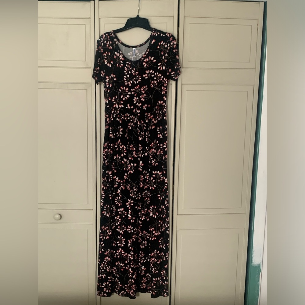 Viishow dress. Full length floral dress rayon and spandex.